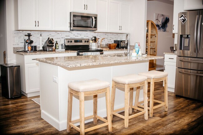 Building Photo - 220 Callie Dr