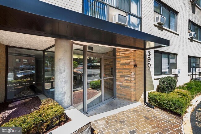Primary Photo - 3901 Tunlaw Rd NW