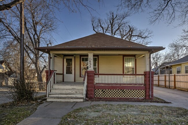 Building Photo - Two Bedroom House with Detached Garage