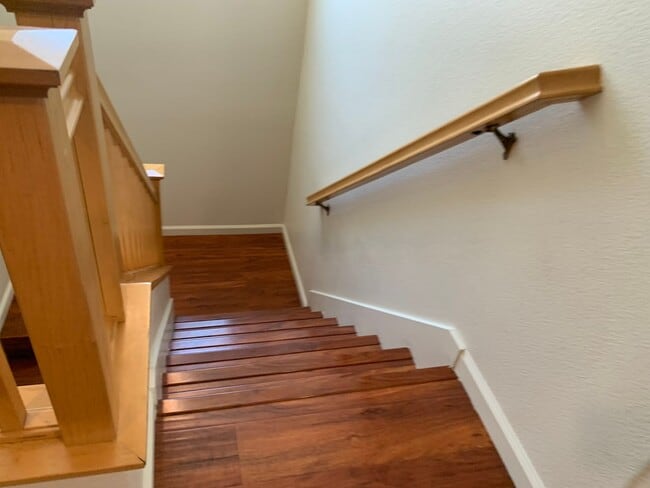 Building Photo - Spacious 4 bedroom 2.5 Bathroom Gold River...