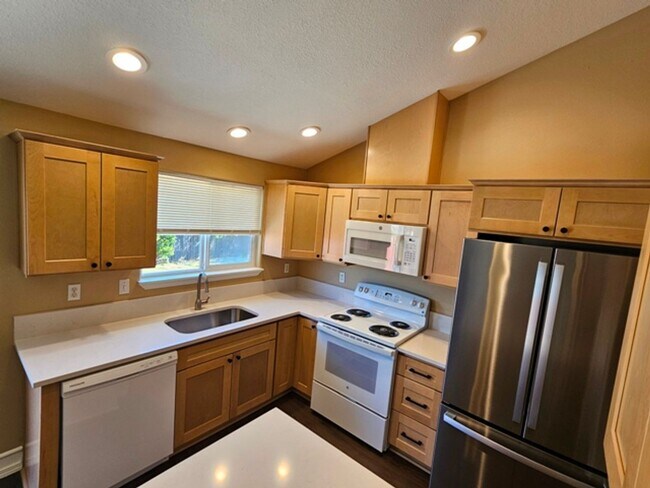Building Photo - 3Bd/2Ba Single Story Home-Available to View!