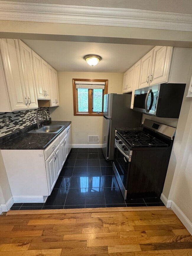 Building Photo - Coraopolis - 3 Bedroom, 1 Bath - Charming ...