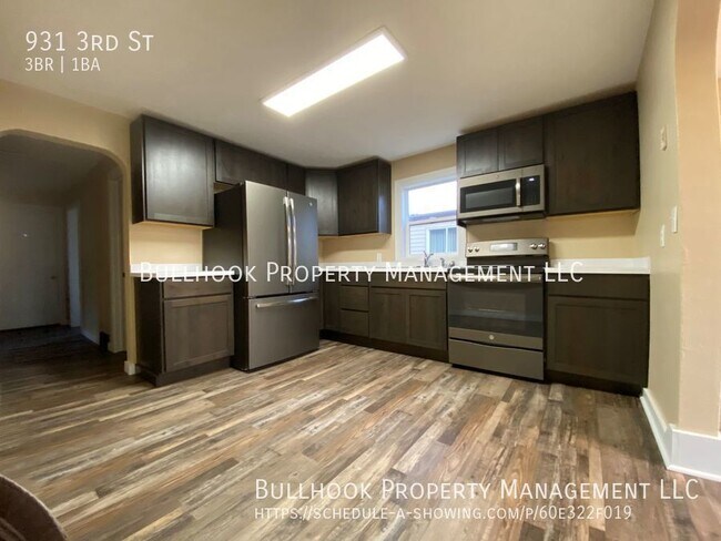 Building Photo - Beautifully updated 3 bedroom house with w...