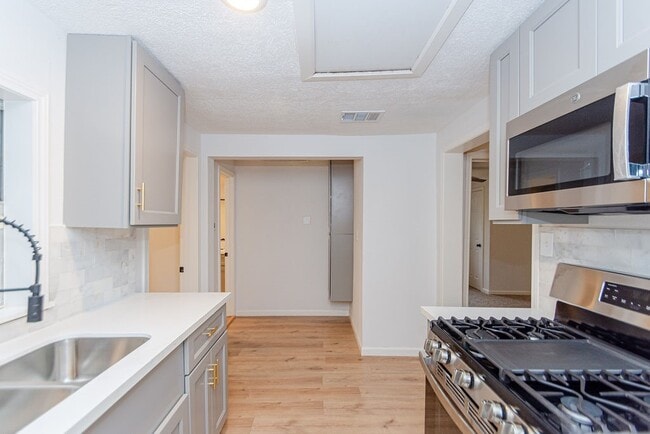 Building Photo - 2425 Fayle St