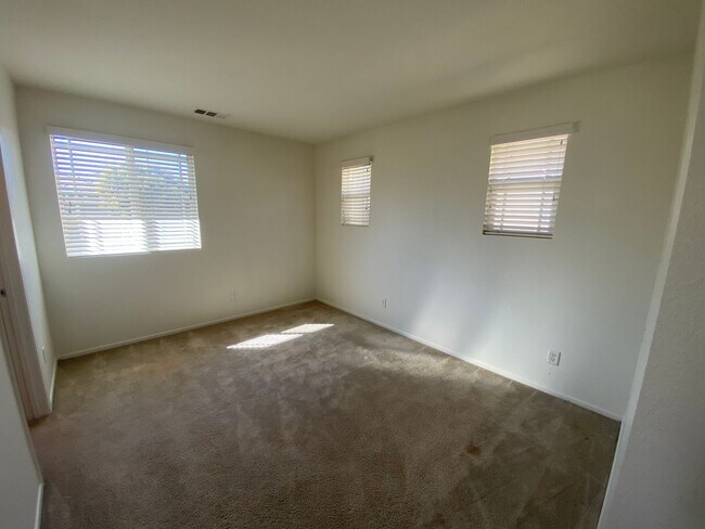 Building Photo - Palmdale 3 Bedroom -Available Now!