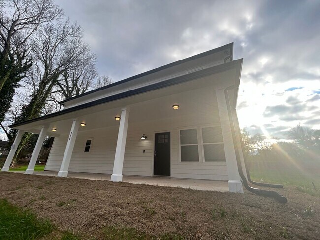 Building Photo - 201 Briarcliff Ln