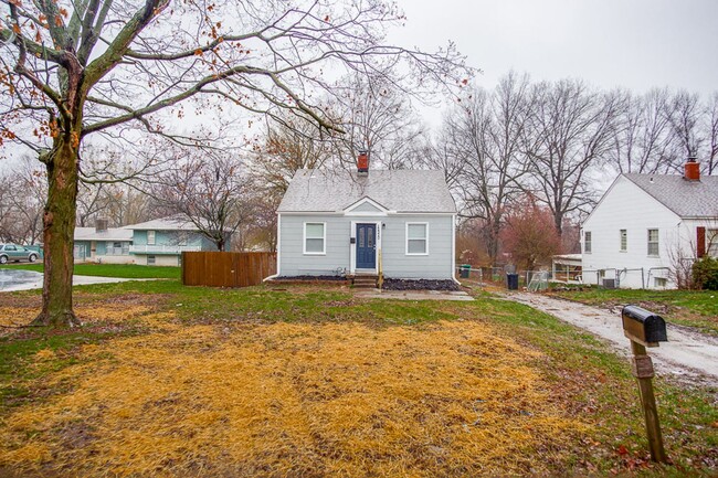 Primary Photo - This Single Family Home In Grandview Is Re...