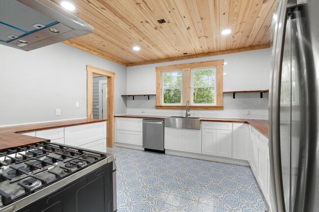 Building Photo - 107 S Mulberry St