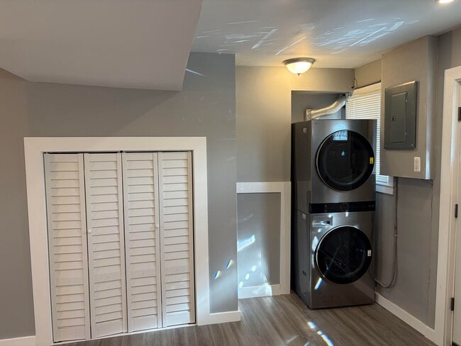 Building Photo - Newly Renovated 2 Story Townhouse in Garde...