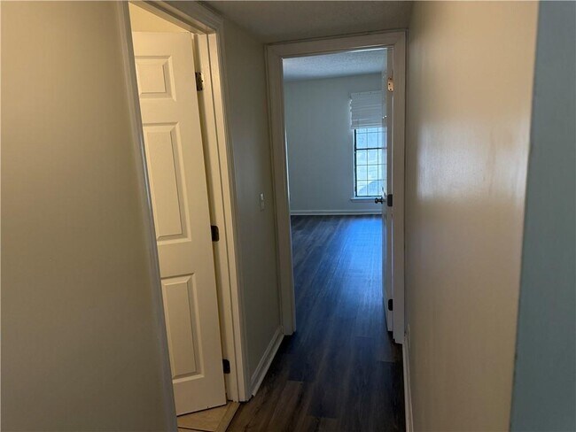 Building Photo - 890 E Cherry St