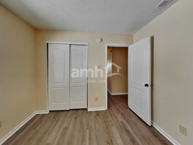 Building Photo - 10002 Big Bend Dr
