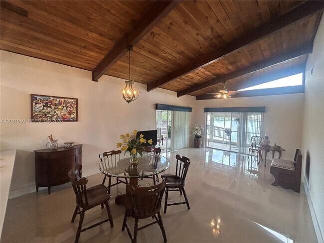 Building Photo - 322 Briarwood Cir