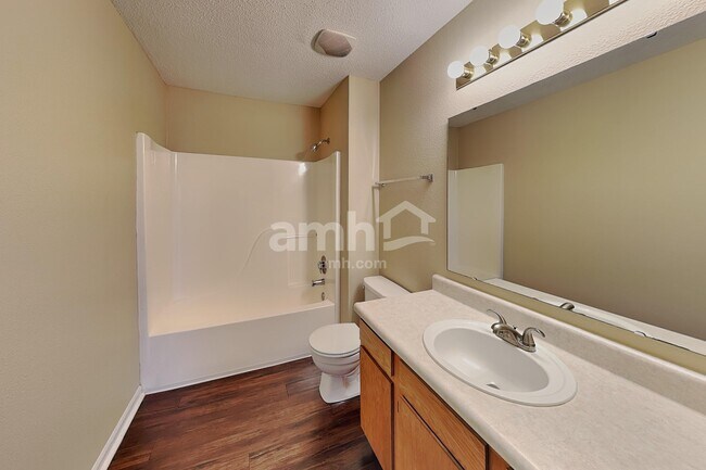Building Photo - 2265 Lakecrest Dr