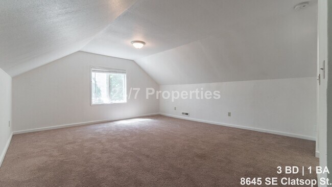 Building Photo - Bright 3BD I 1.5BA Home w/ Large Yard - SE Portland