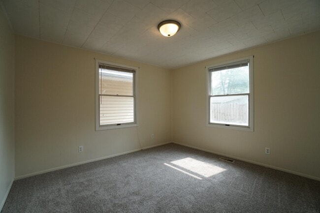 Building Photo - 2551 E Sandy Dr