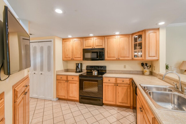 Building Photo - 28 Uno Lago Dr