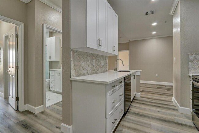 Building Photo - 5000 Culbreath Key Way