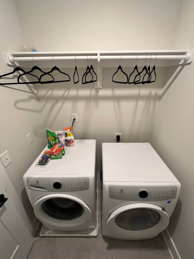 Building Photo - Stunning 2BD*, 3.5BA Raleigh Townhome with Bonus Office/Den on First Floor and 2-Car Attached Garage