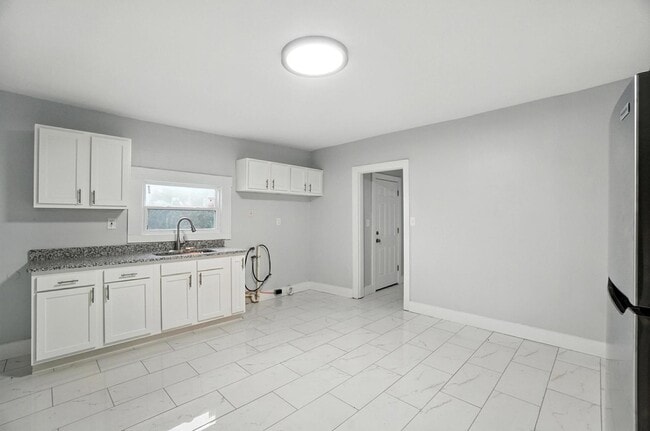 Building Photo - Newly Renovated, Large Home in Dayton!!