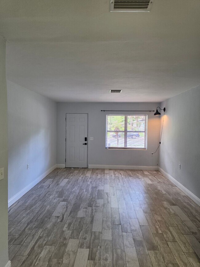 Building Photo - 2205 S Park Ave