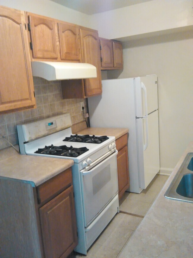 Building Photo - Video in pictures! 3rd Floor 1 Bedroom in Downtown York