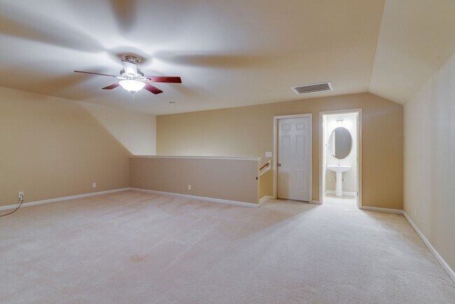 Building Photo - Beautiful 2-Bed, 2.5-Bath Townhouse in Har...