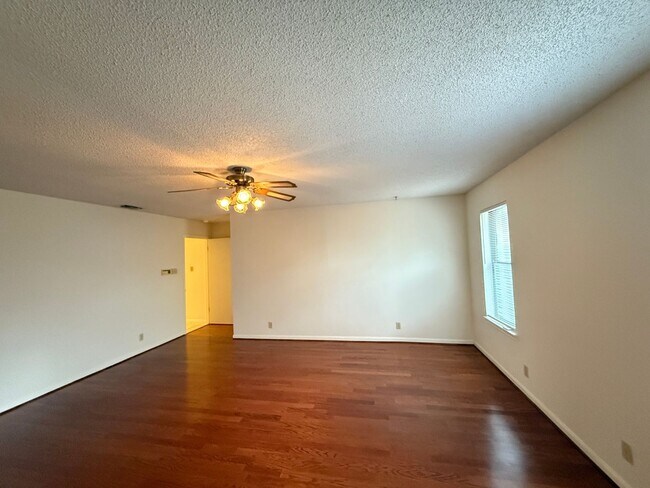Building Photo - NEAR GOLF COURSE - WELL ESTABLISHED SPICEW...