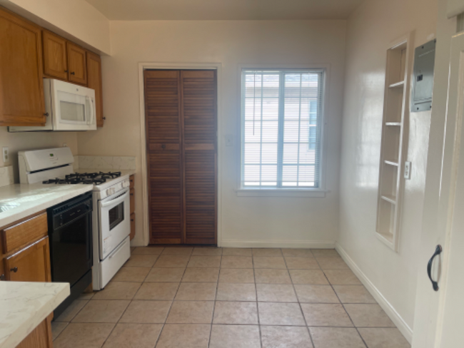 Building Photo - 717 W Glenoaks Blvd