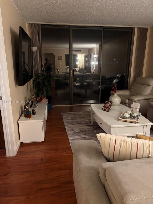 Building Photo - 3401 N Country Club Dr