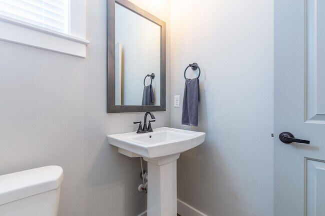 Building Photo - Quiet Centrally located 3 bed 2.5 bathroom