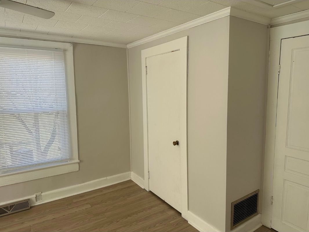 Building Photo - 110 S Valley St