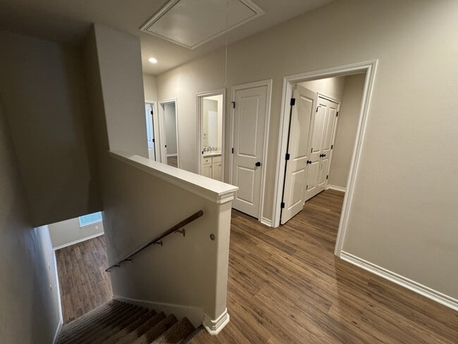 Building Photo - 5670 Shadowbend Cir N