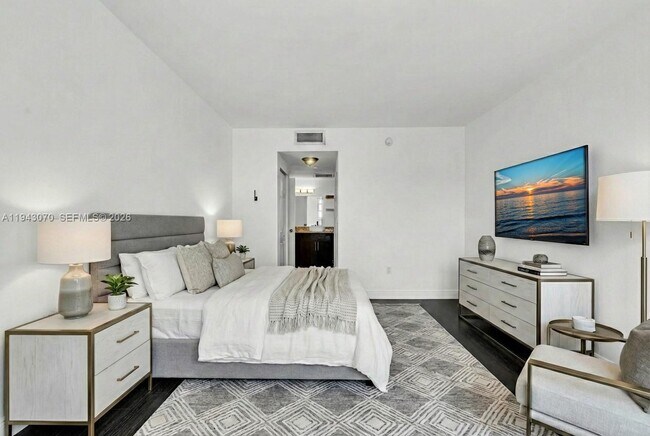 Building Photo - 500 Bayview Dr