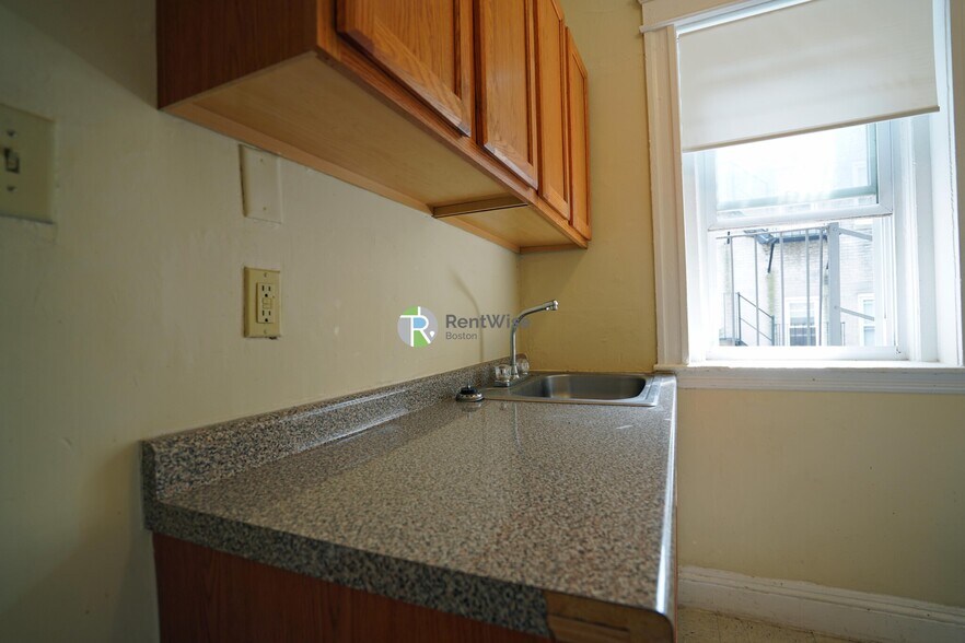 Building Photo - 221 Kelton St