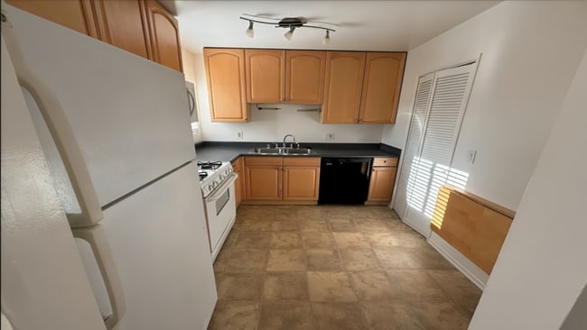 Building Photo - Modern Culver City Gem: Spacious 2-Bed Con...