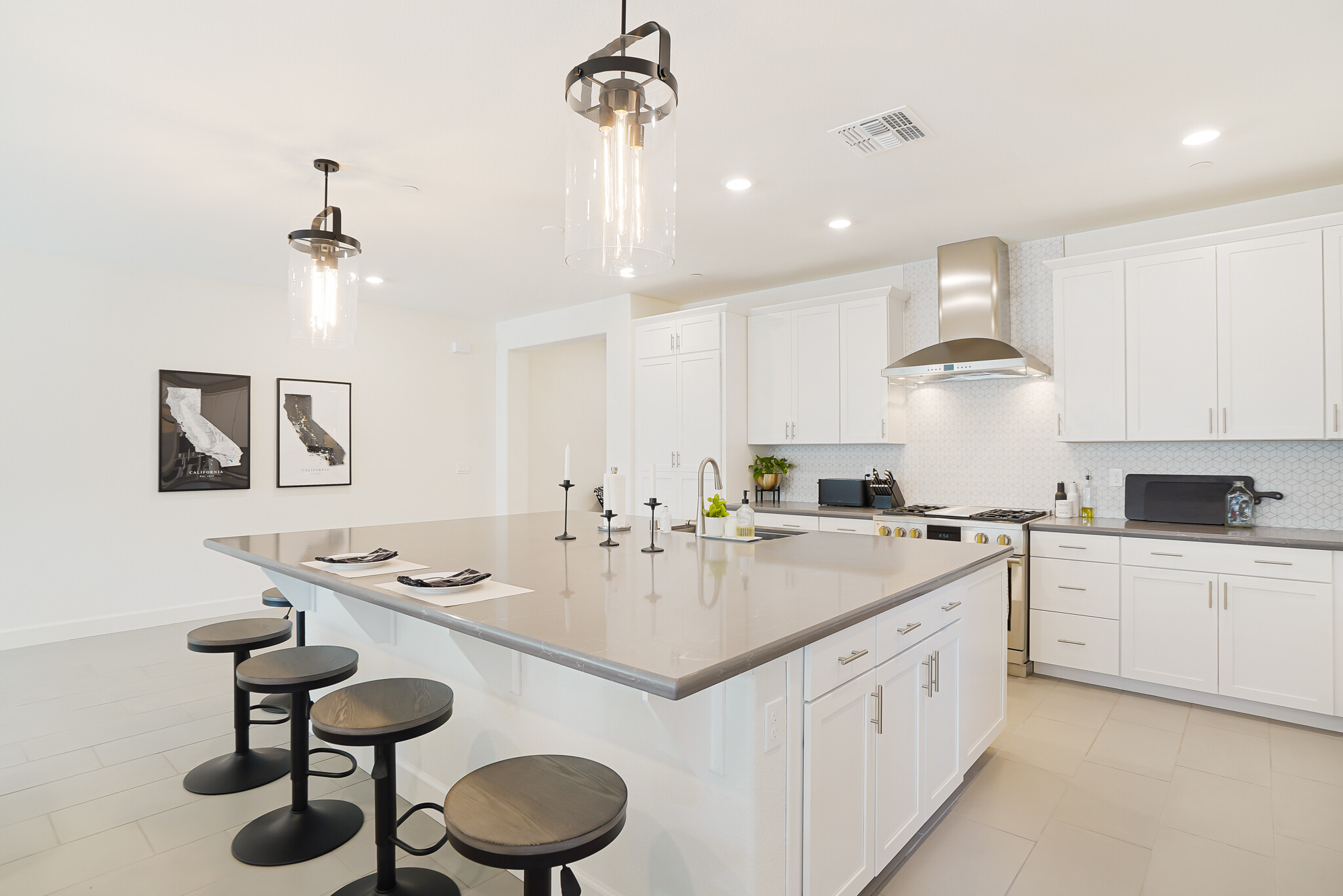 Kitchen w/ large island & high-end Wolf appliances (includes six barstools and - 5919 Lakestone Dr