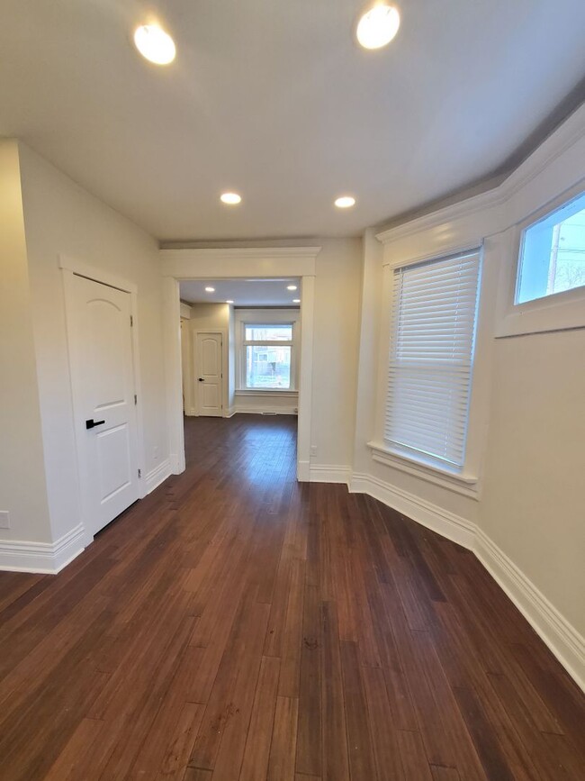 Building Photo - 3 BEDROOM SINGLE FAMILY
