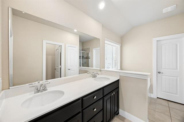 Building Photo - 945 Bluebird Way