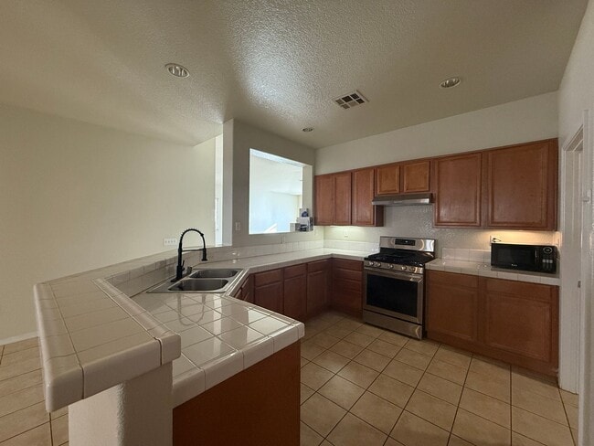 Building Photo - Available Now! Lancaster 3 bed 2 bath