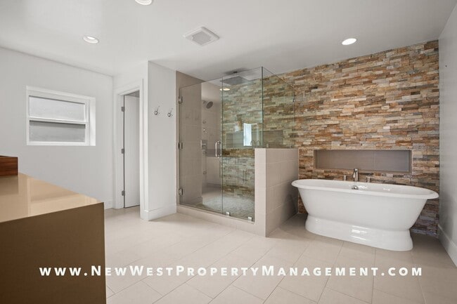 Building Photo - Exquisite Pacific Beach 4 bedroom located on a quiet cul-de-sac in the coveted Floral Terrace com...