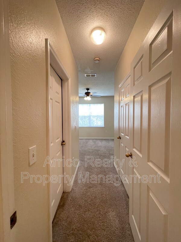 Building Photo - 18001 Richmond Pl Dr