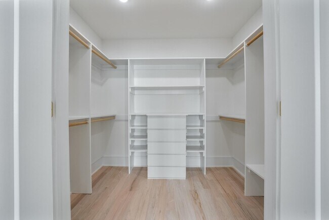 Building Photo - 6719 Meadowview Ave