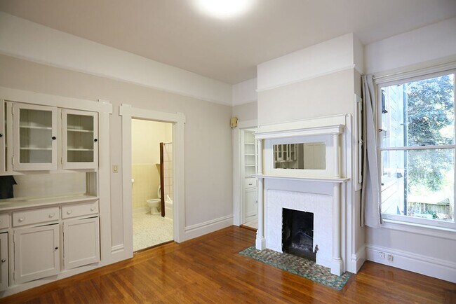 Building Photo - 614 10th Ave