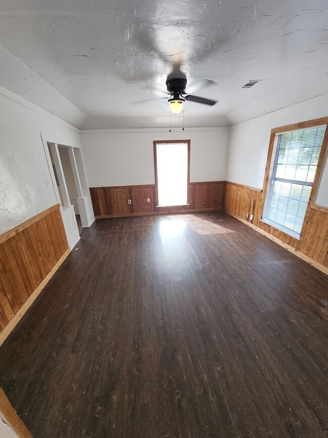 Building Photo - Affordable 3-bedroom, 2-bathroom