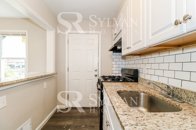 Building Photo - Enjoy low-maintenance living in this 2 bedroom, 1.5 bathroom townhome