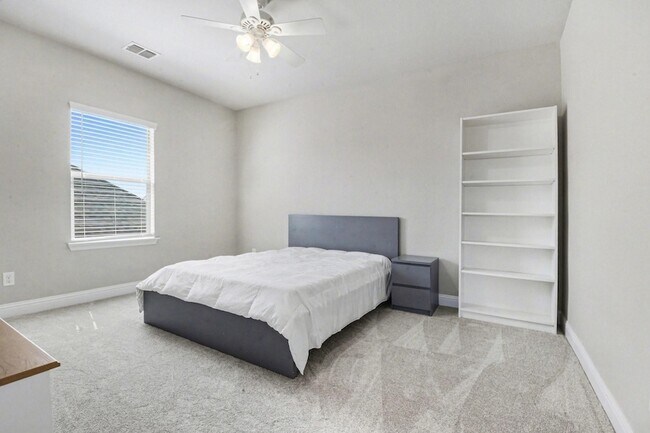 Building Photo - 3323 Royal Ridge Dr