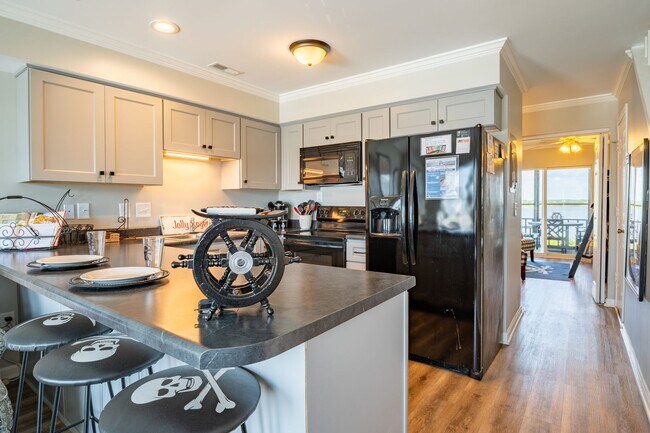 Building Photo - FURNISHED OFF-SEASON MONTHLY RENTAL-STARTING JANUARY 2026