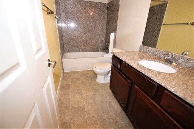 Building Photo - BELLA VITA CONDO - GUARD GATED - LOWER UNIT