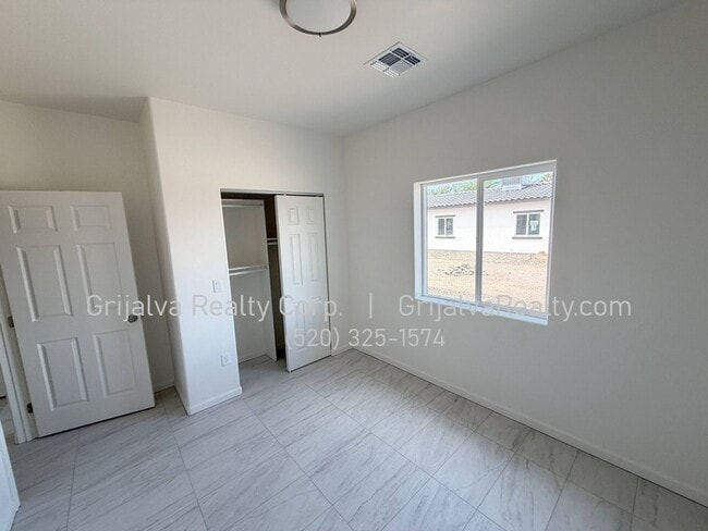 Building Photo - 4509 S 7th Ave