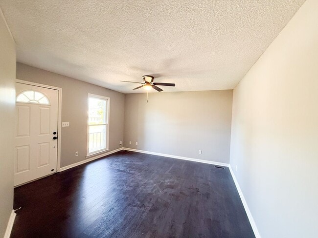 Building Photo - 3 Bedroom 2 Bathroom Home